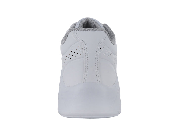 Tenis deportivos color blanco con suela amortiguada y detalles perforados.