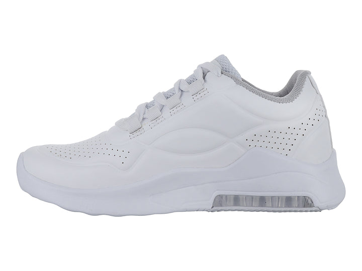 Tenis deportivos color blanco con suela amortiguada y detalles perforados.