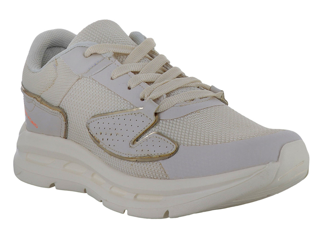Tenis deportivos color beige latte con detalles dorados y suela blanca.