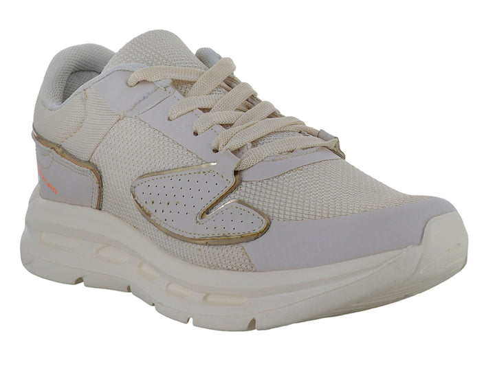 Tenis deportivos color beige latte con detalles dorados y suela blanca.