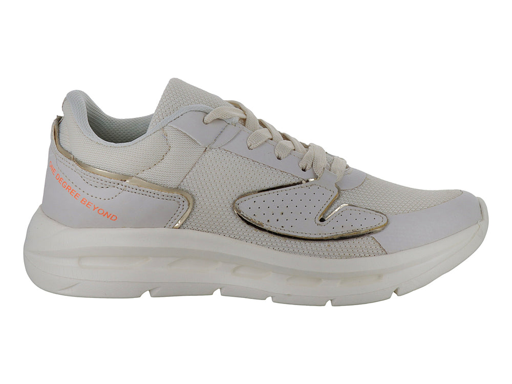 Tenis deportivos color beige latte con detalles dorados y suela blanca.