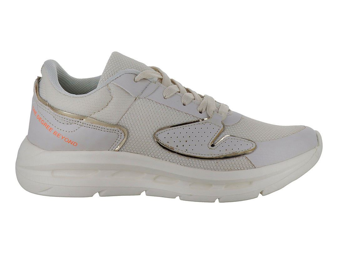 Tenis deportivos color beige latte con detalles dorados y suela blanca.