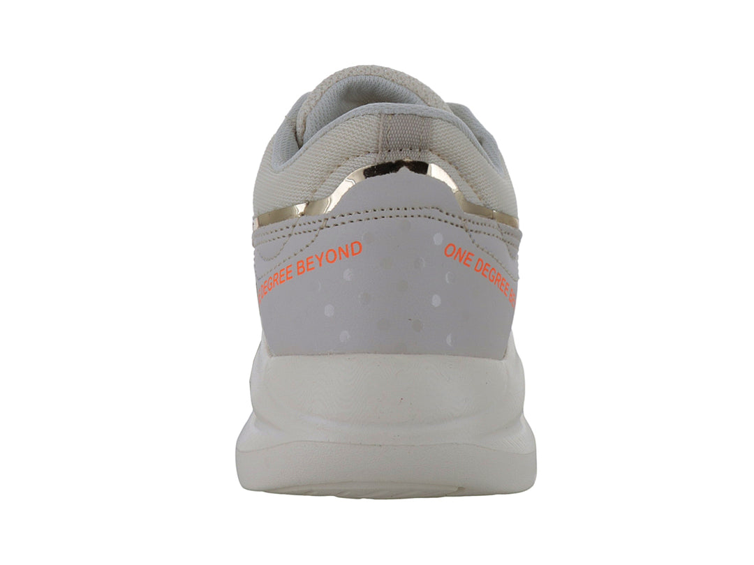 Tenis deportivos color beige latte con detalles dorados y suela blanca.