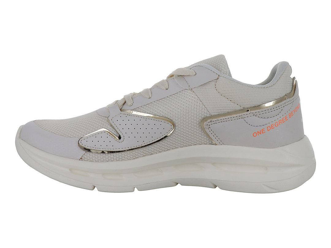 Tenis deportivos color beige latte con detalles dorados y suela blanca.