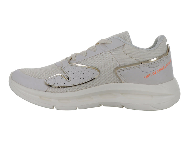 Tenis deportivos color beige latte con detalles dorados y suela blanca.