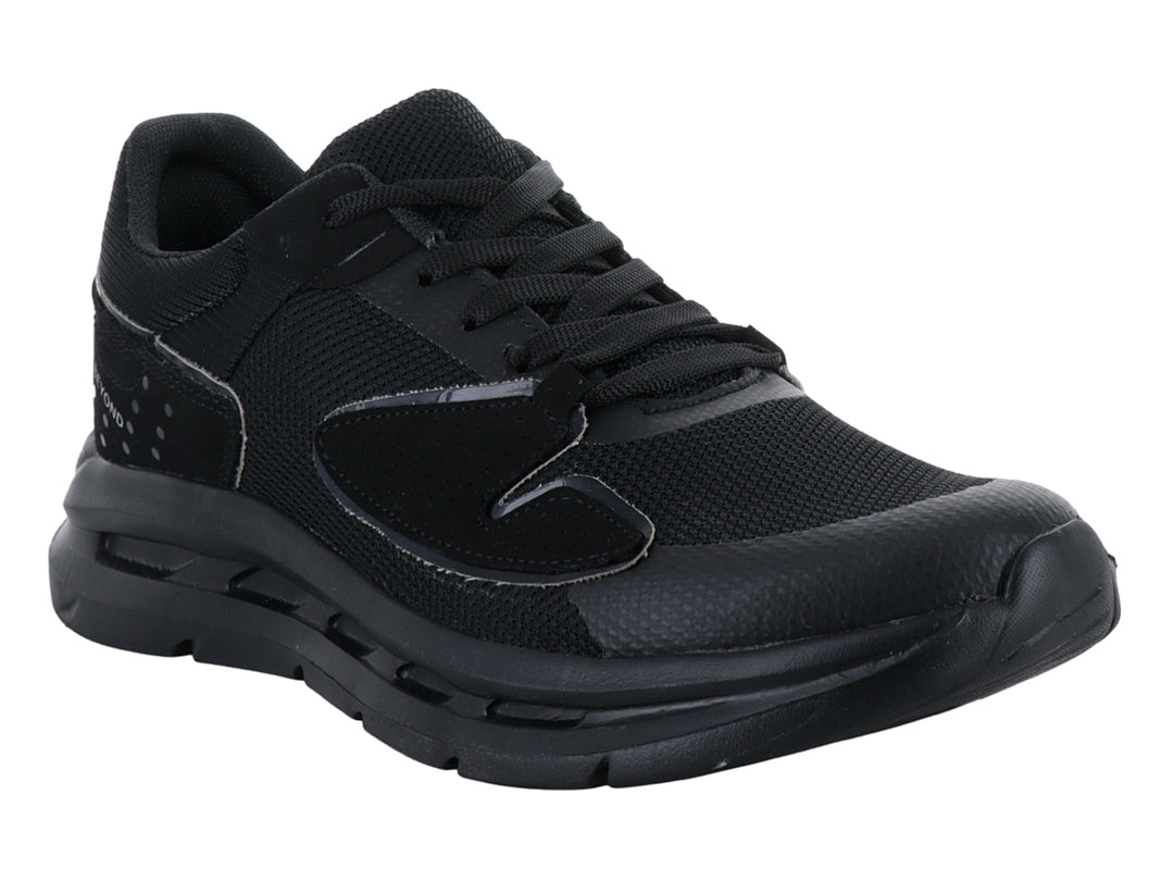 Tenis deportivos MAKENA color negro monocromático con detalles en malla y suela robusta.