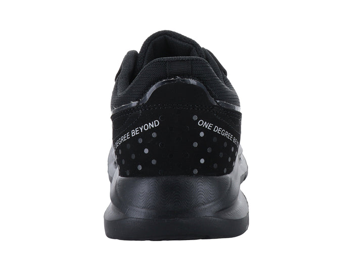 Tenis deportivos MAKENA color negro monocromático con detalles en malla y suela robusta.