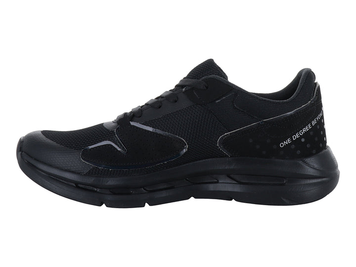 Tenis deportivos MAKENA color negro monocromático con detalles en malla y suela robusta.