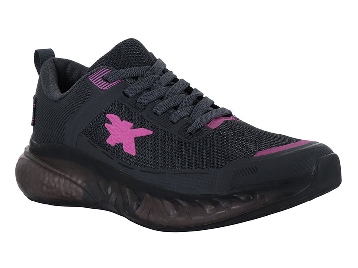 Tenis deportivos gris oscuro con detalles en fucsia y suela gruesa.