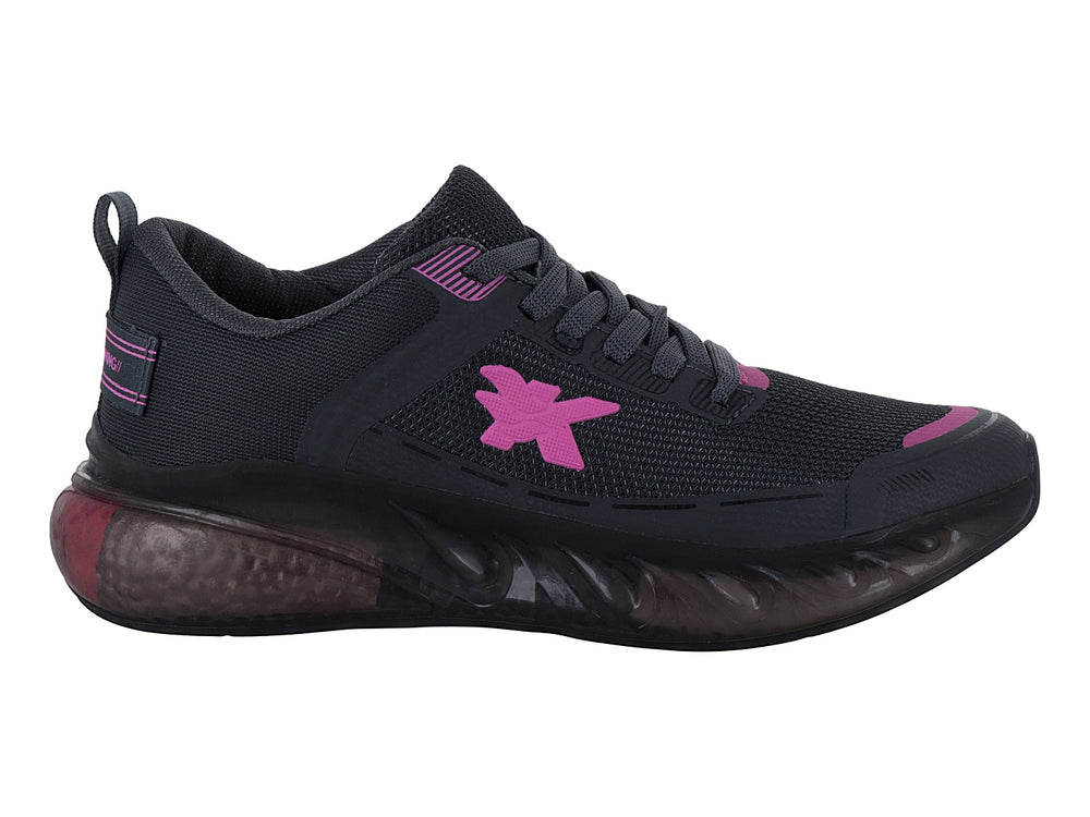 Tenis deportivos gris oscuro con detalles en fucsia y suela gruesa.