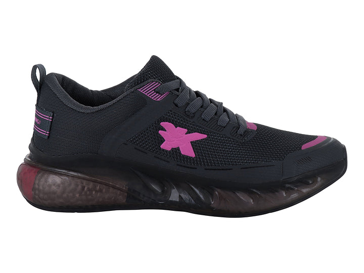 Tenis deportivos gris oscuro con detalles en fucsia y suela gruesa.