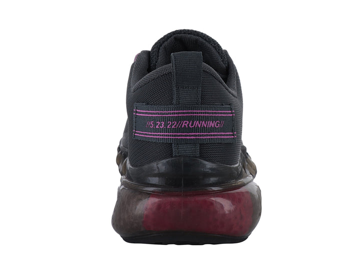 Tenis deportivos gris oscuro con detalles en fucsia y suela gruesa.