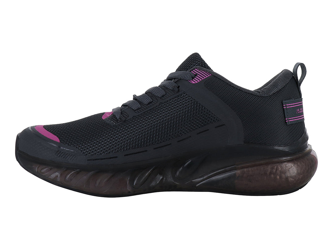 Tenis deportivos gris oscuro con detalles en fucsia y suela gruesa.