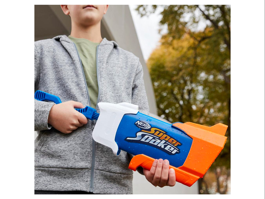 Lanzador de agua Nerf Super Soaker Rainstorm en colores azul y naranja con depósito transparente.
