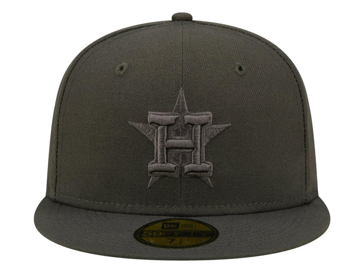 Gorra New Era color charcoal con logotipo bordado en el frente y visera plana.