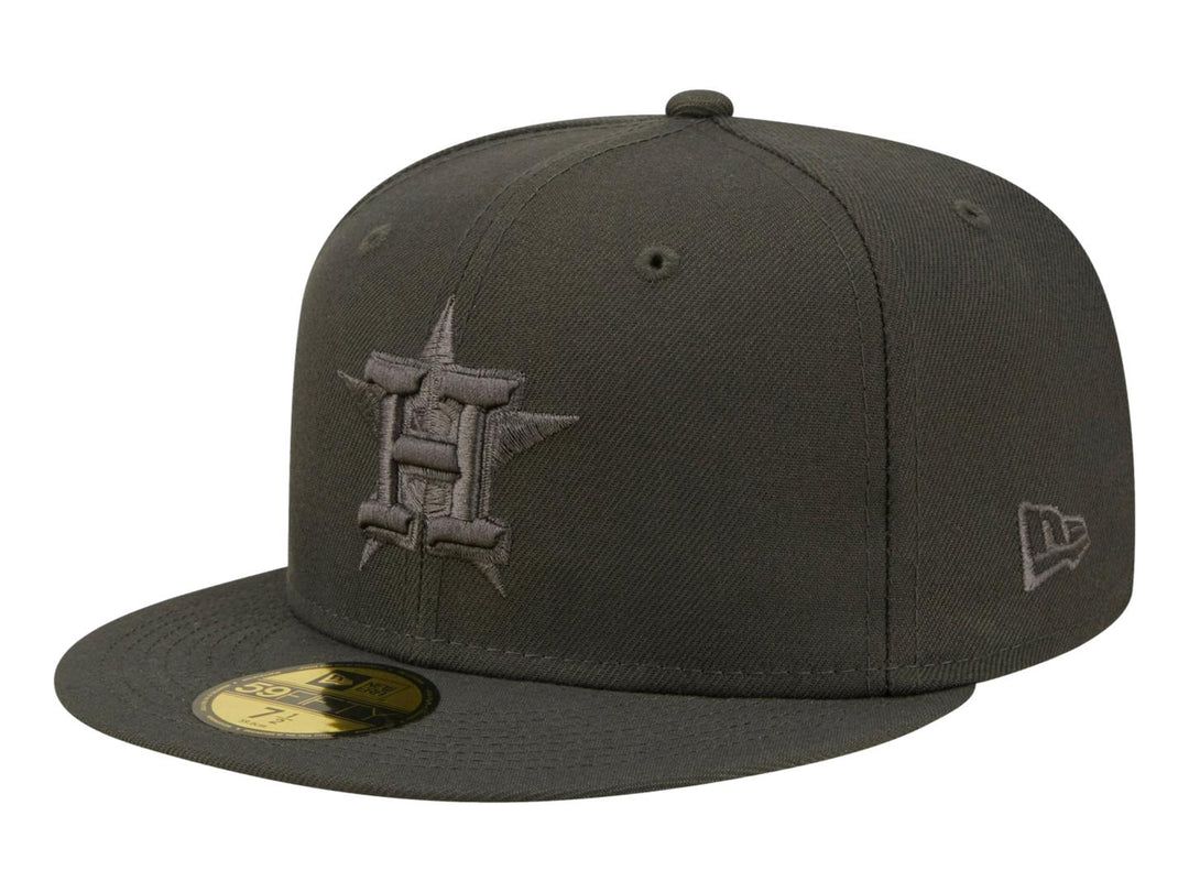 Gorra New Era color charcoal con logotipo bordado en el frente y visera plana.