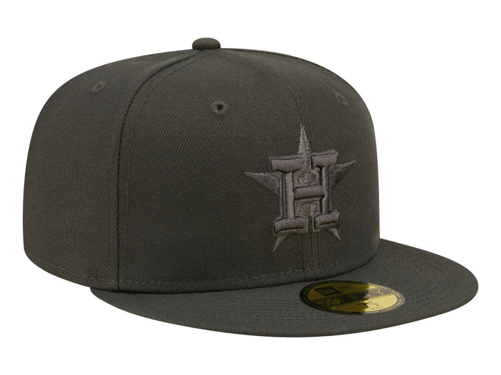 Gorra New Era color charcoal con logotipo bordado en el frente y visera plana.