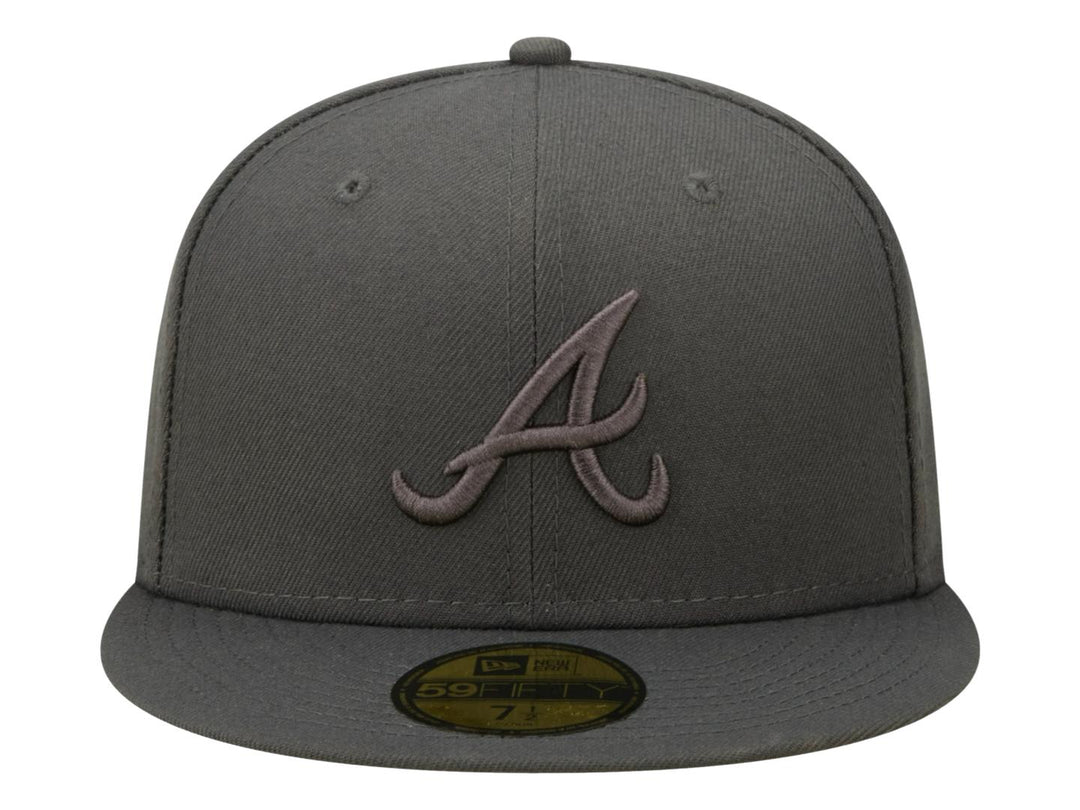 Gorra New Era color charcoal con logo bordado de los Atlanta Braves y visera plana.
