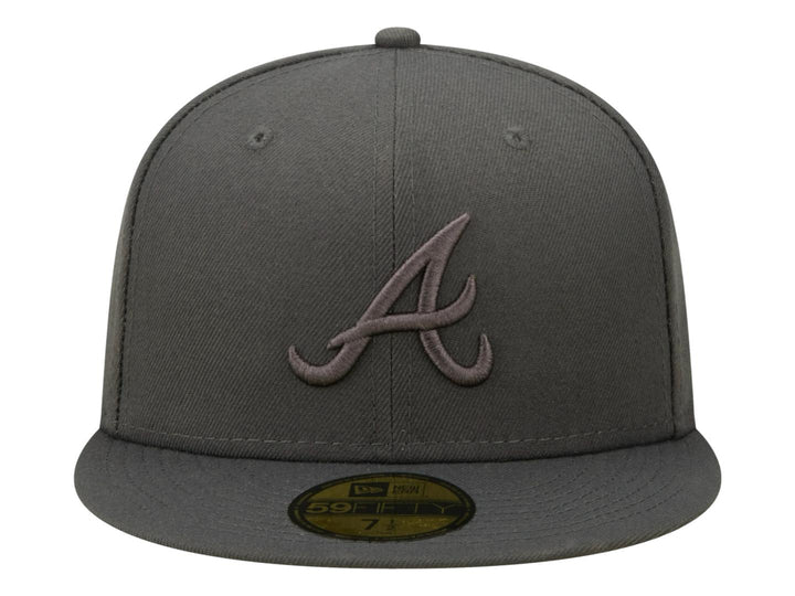 Gorra New Era color charcoal con logo bordado de los Atlanta Braves y visera plana.