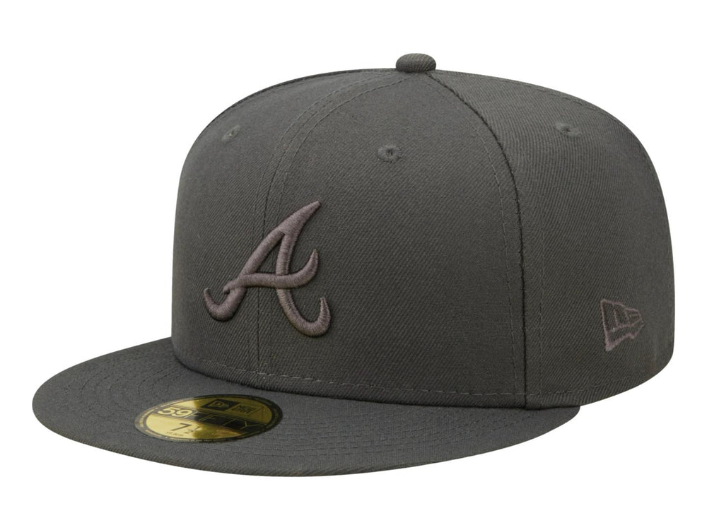 Gorra New Era color charcoal con logo bordado de los Atlanta Braves y visera plana.
