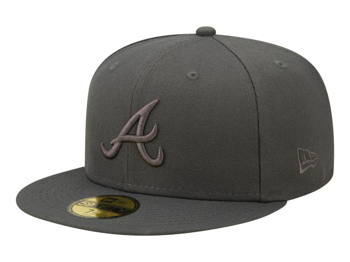 Gorra New Era color charcoal con logo bordado de los Atlanta Braves y visera plana.