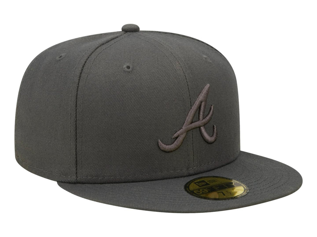 Gorra New Era color charcoal con logo bordado de los Atlanta Braves y visera plana.