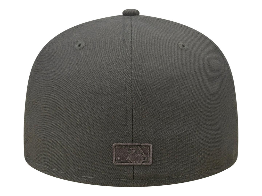 Gorra New Era color charcoal con logo bordado de los Atlanta Braves y visera plana.