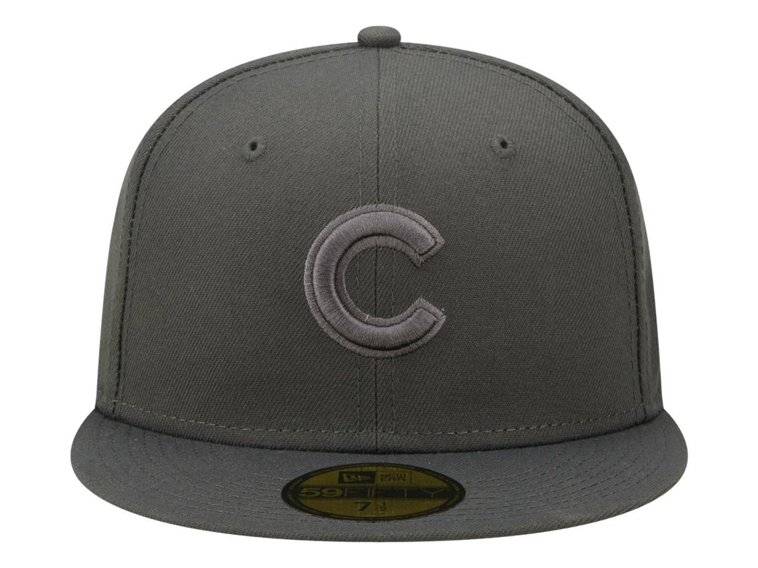 Gorra de béisbol New Era color gris carbón con una letra C bordada en el frente.
