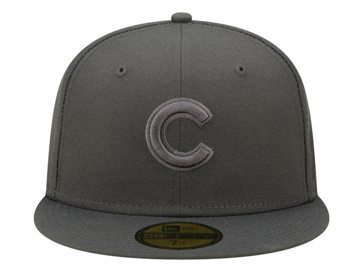 Gorra de béisbol New Era color gris carbón con una letra C bordada en el frente.
