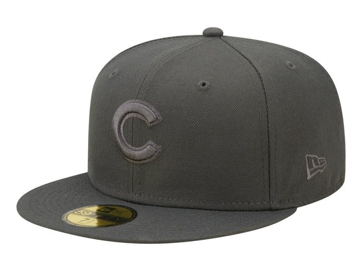 Gorra de béisbol New Era color gris carbón con una letra C bordada en el frente.