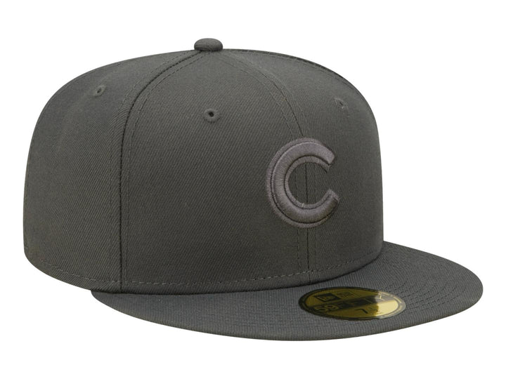 Gorra de béisbol New Era color gris carbón con una letra C bordada en el frente.