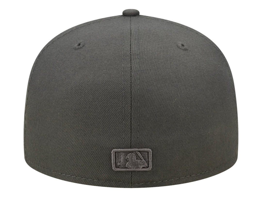 Gorra de béisbol New Era color gris carbón con una letra C bordada en el frente.