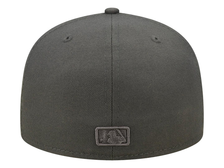 Gorra de béisbol New Era color gris carbón con una letra C bordada en el frente.