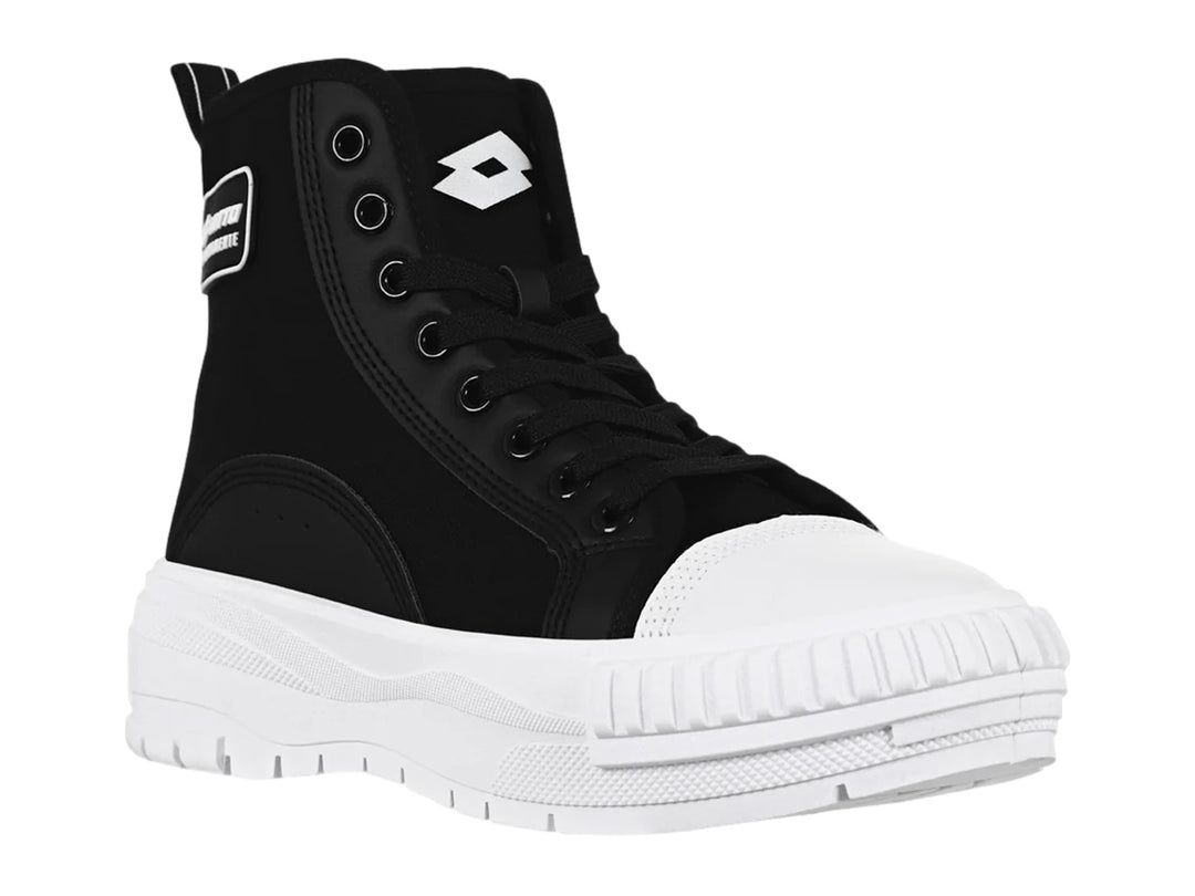 Tenis Lotto de bota alta en color negro con suela blanca gruesa y punta reforzada.