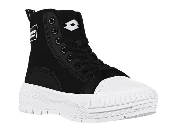 Tenis Lotto de bota alta en color negro con suela blanca gruesa y punta reforzada.