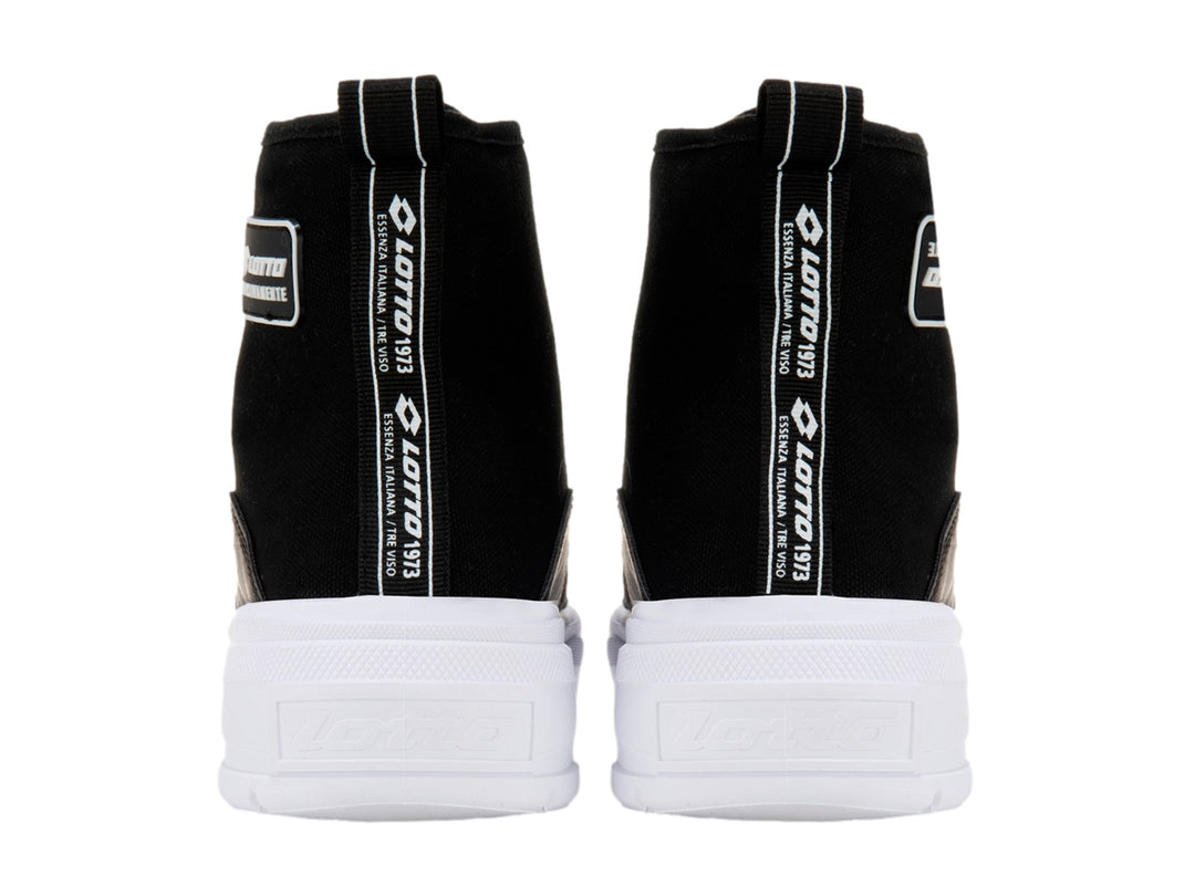 Tenis Lotto de bota alta en color negro con suela blanca gruesa y punta reforzada.