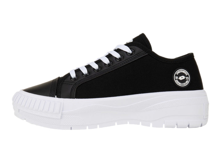 Tenis Lotto Ruvin W Low color negro con suela blanca ancha y cordones blancos.