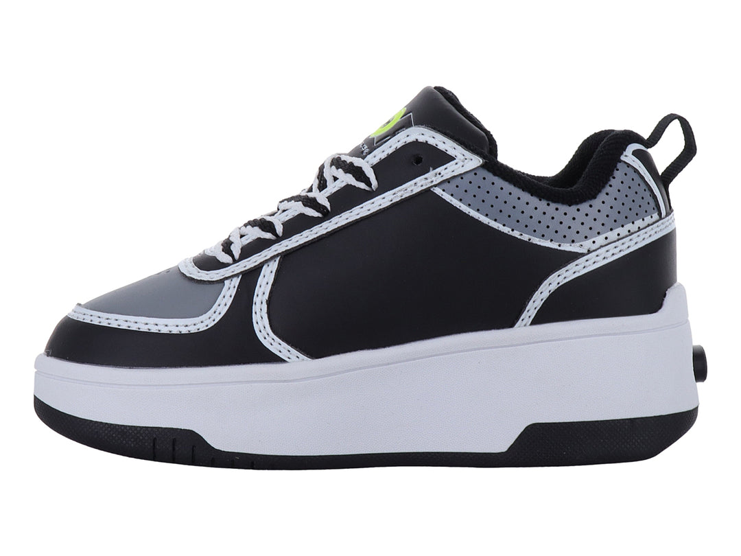 Tenis Heelys en colores negro, gris y amarillo con suela de plataforma blanca y negra.