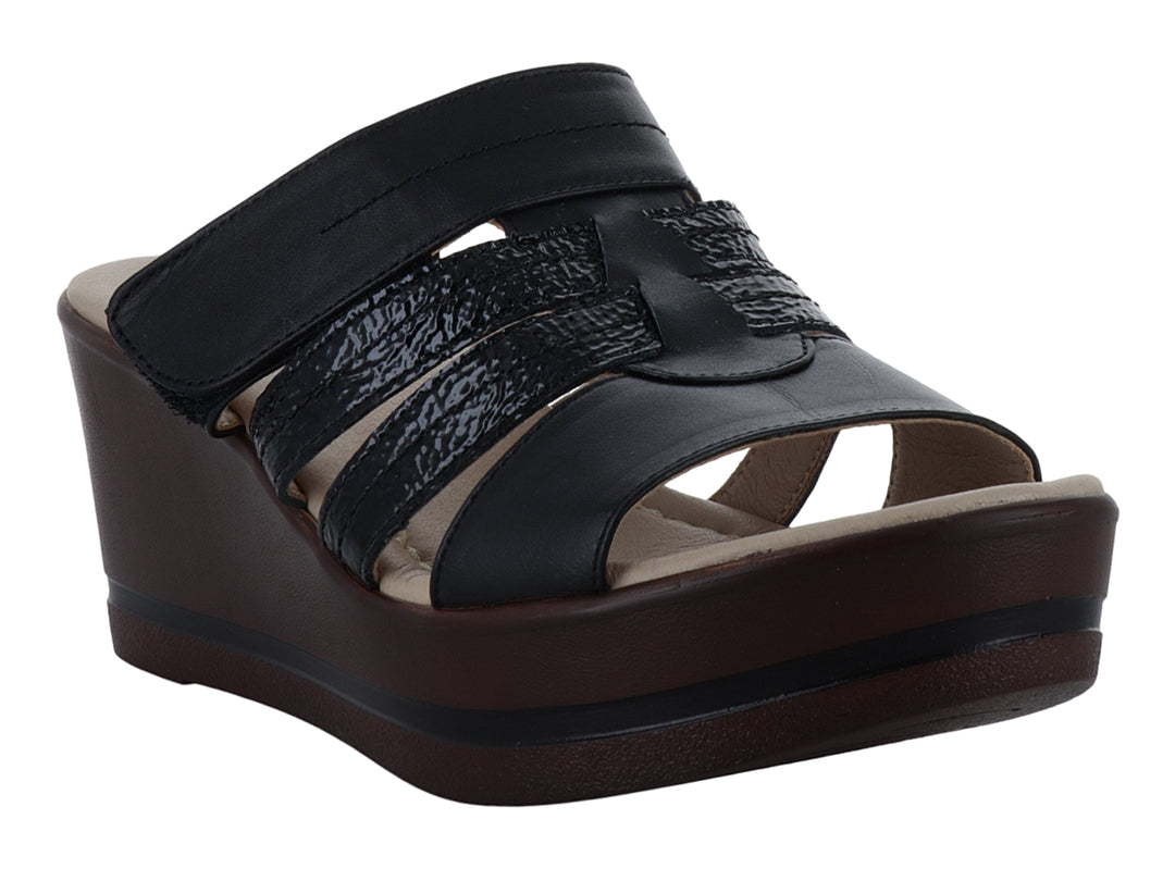 Sandalia de plataforma color negro con tiras y suela café oscuro.