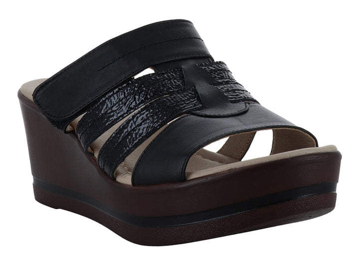 Sandalia de plataforma color negro con tiras y suela café oscuro.