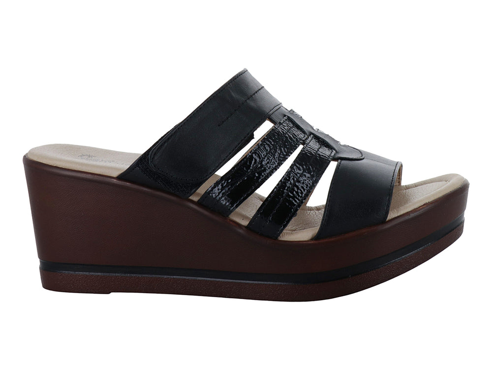 Sandalia de plataforma color negro con tiras y suela café oscuro.