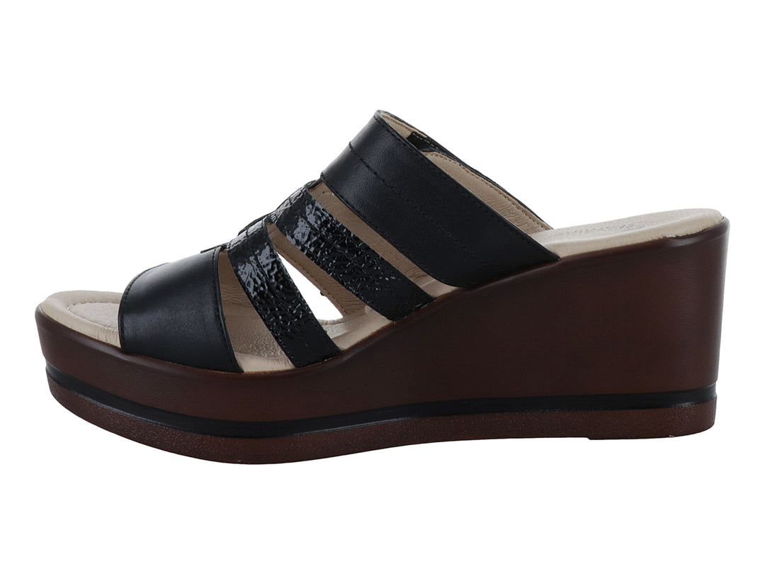 Sandalia de plataforma color negro con tiras y suela café oscuro.