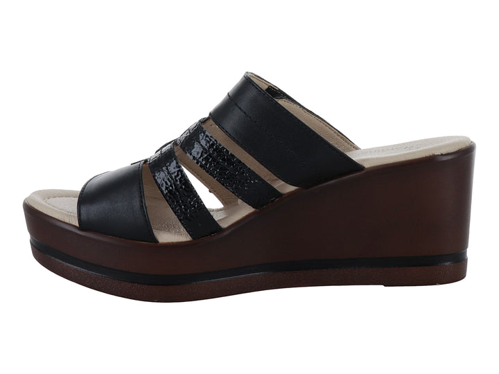 Sandalia de plataforma color negro con tiras y suela café oscuro.