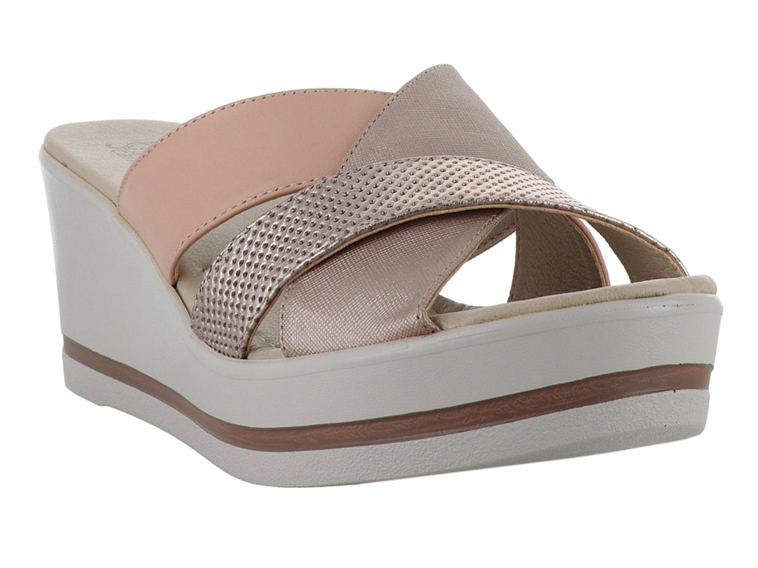 Sandalia de plataforma color durazno y oro rosado con correas cruzadas y suela gruesa.