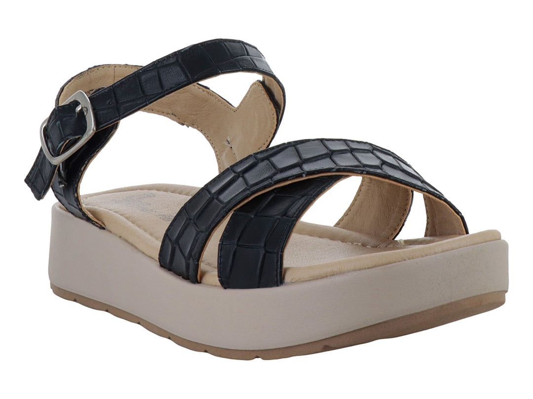 Sandalia de plataforma con correas negras texturizadas y suela color beige.