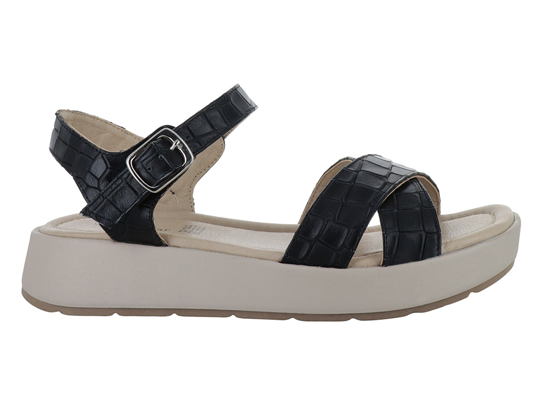 Sandalia de plataforma con correas negras texturizadas y suela color beige.