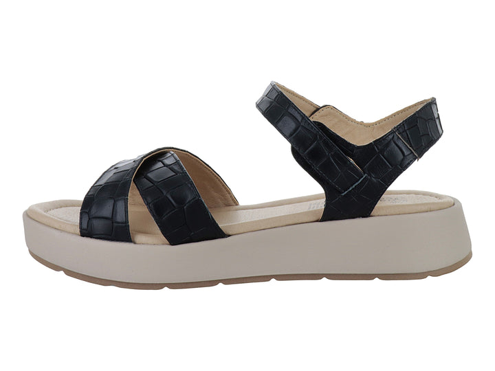 Sandalia de plataforma con correas negras texturizadas y suela color beige.
