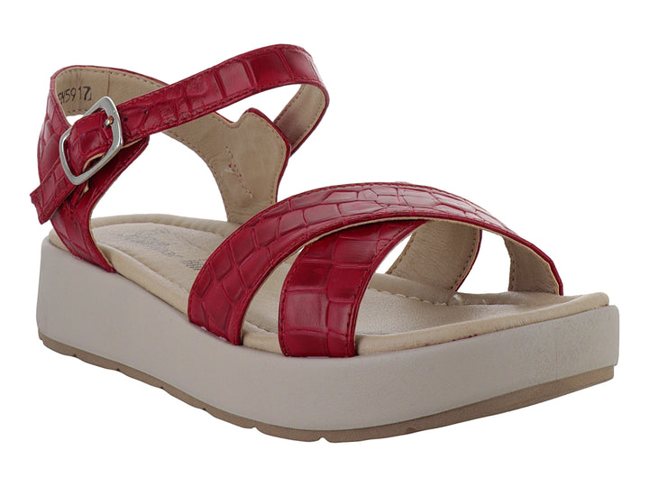 Sandalias Suave Caminar color rojo con textura de cocodrilo, plataforma beige y cierre con hebilla.