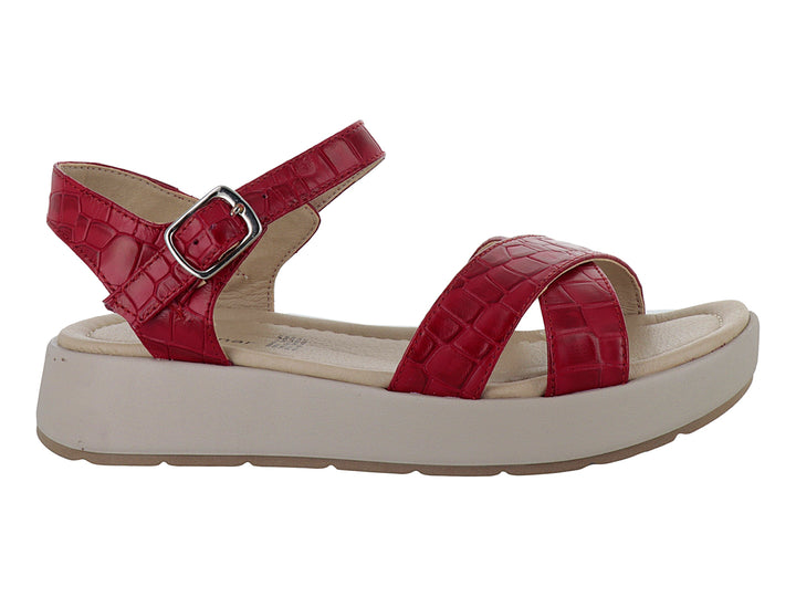 Sandalias Suave Caminar color rojo con textura de cocodrilo, plataforma beige y cierre con hebilla.