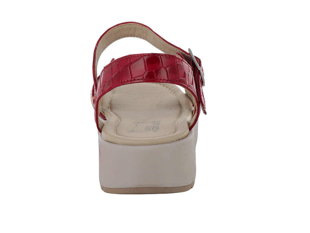 Sandalias Suave Caminar color rojo con textura de cocodrilo, plataforma beige y cierre con hebilla.